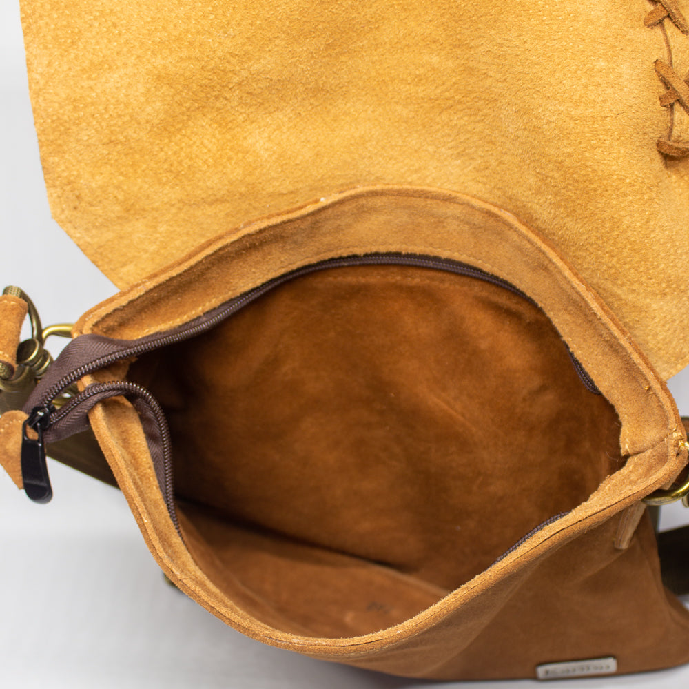 Cartera trenzada color caramelo