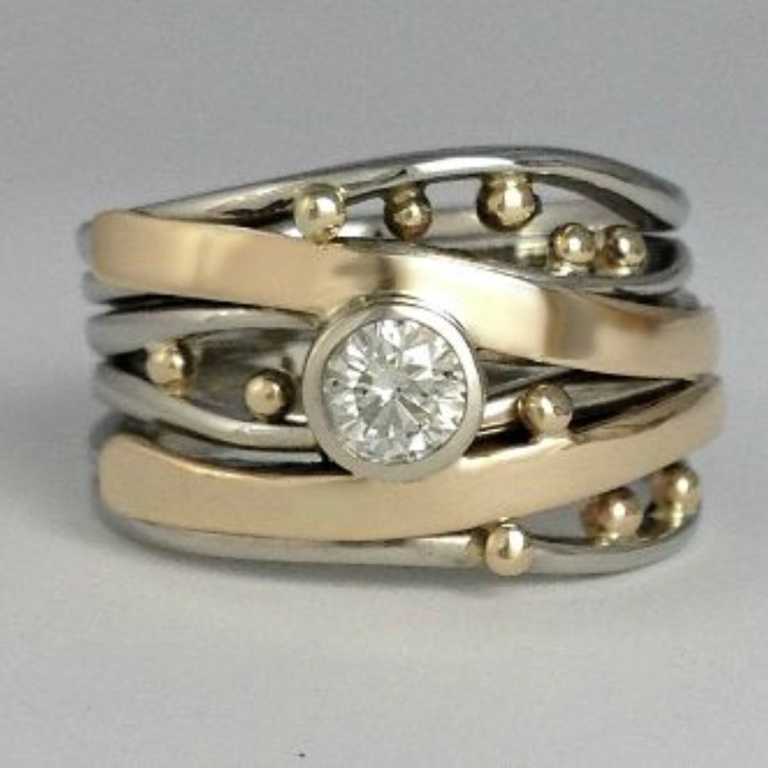 ROYAL | Anillo vintage dorado con circonitas incrustadas