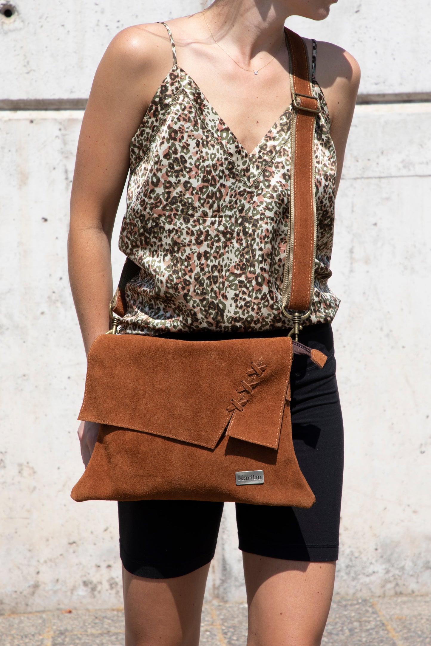 Cartera trenzada color caramelo