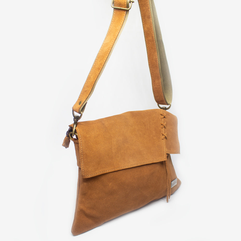 Cartera trenzada color caramelo