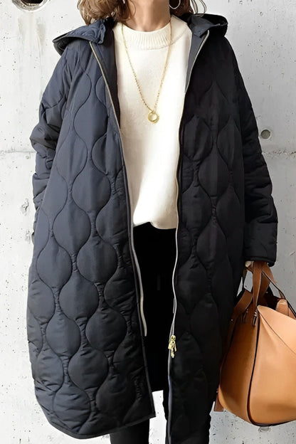 PRISCILLA™ | PARKA CON CAPUCHA Y DETALLES CUIDADOSOS