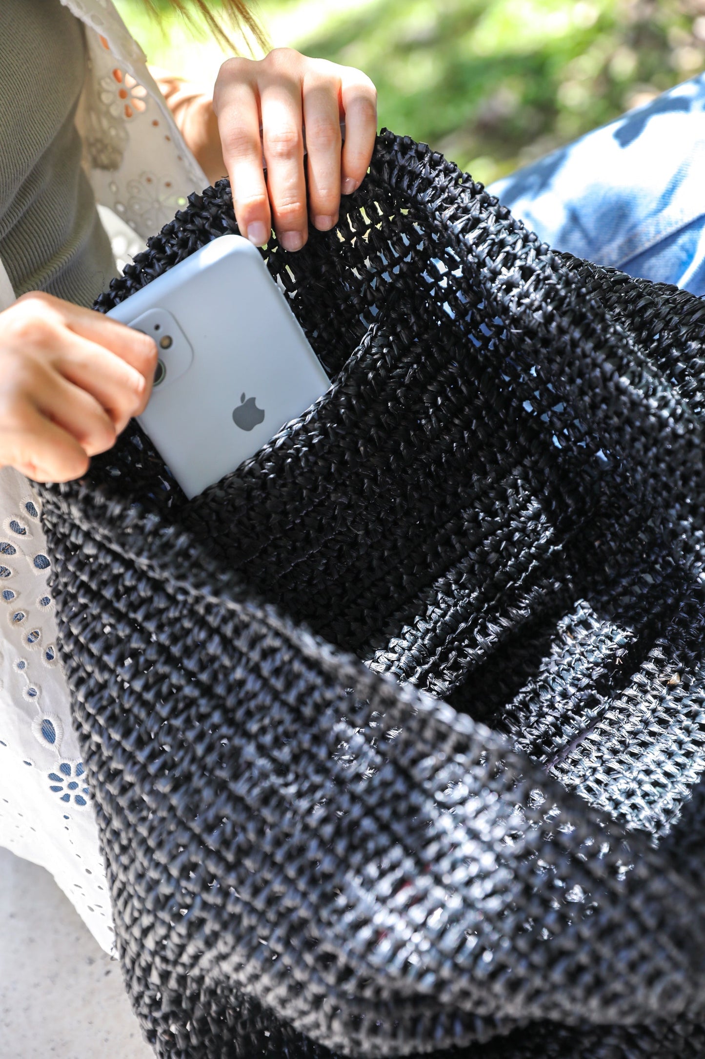 Cartera de rafia negra