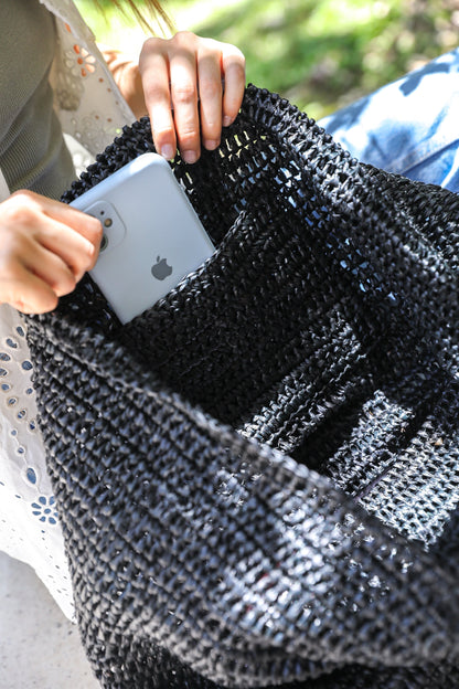 Cartera de rafia negra