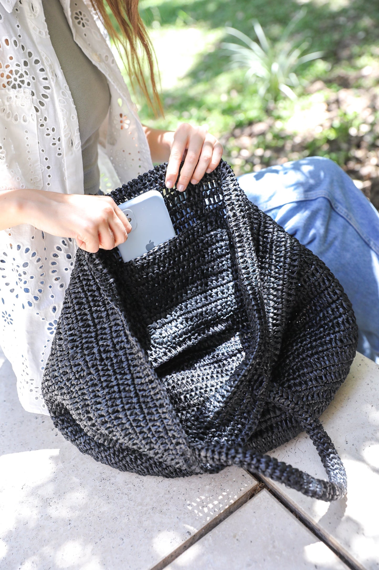 Cartera de rafia negra