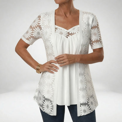 Prudence™ — Blusa blanca con encaje y mangas cortas: elegancia femenina