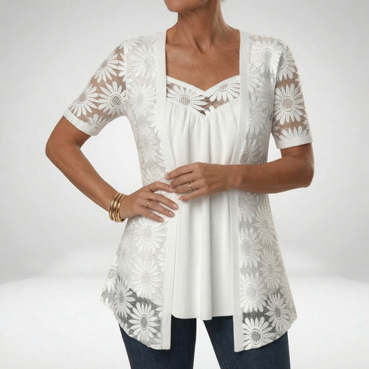 Prudence™ — Blusa blanca con encaje y mangas cortas: elegancia femenina