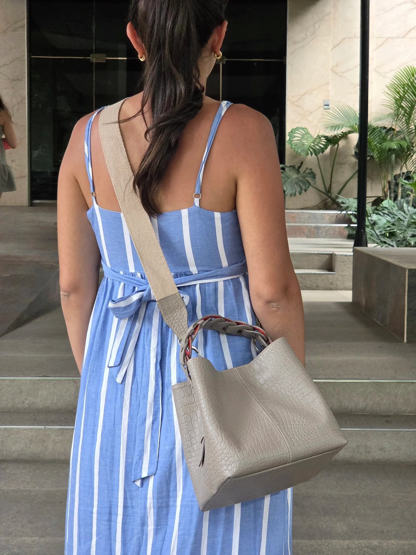 Bolso de mano de cuero Simona Kleine para damas en diseño de reptil en taupe