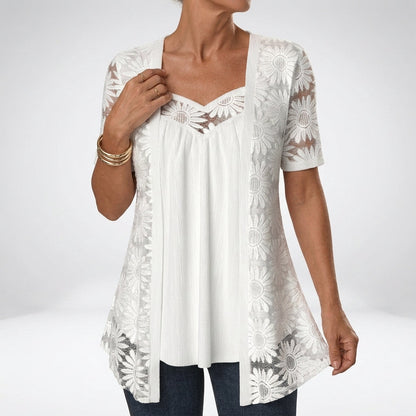 Prudence™ — Blusa blanca con encaje y mangas cortas: elegancia femenina