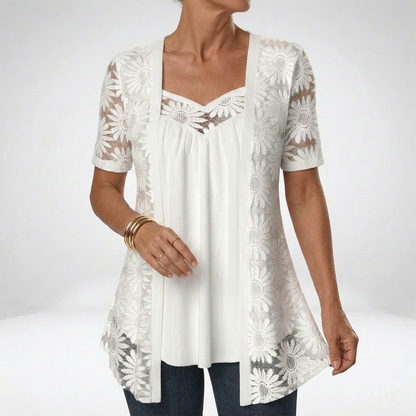 Prudence™ — Blusa blanca con encaje y mangas cortas: elegancia femenina
