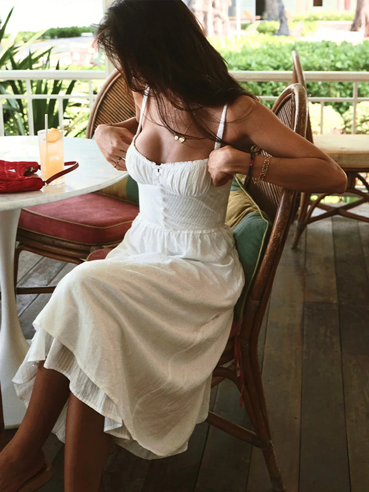 Iris |Vestido midi liso con tirantes y volante en el bajo