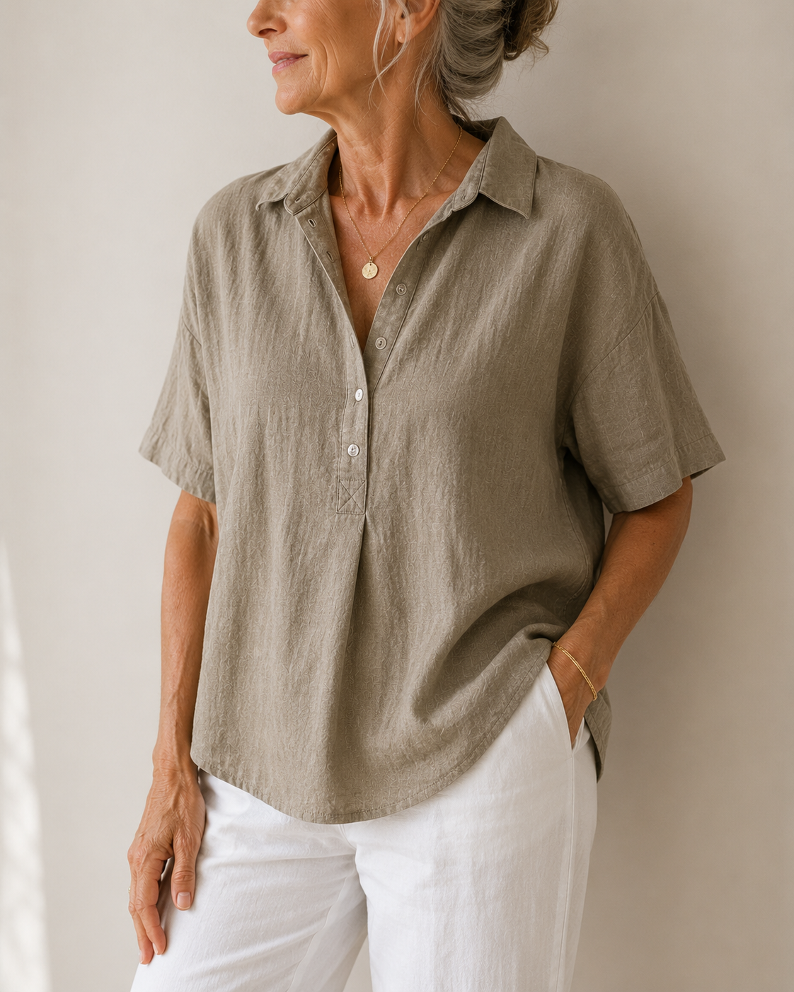 Sofía | Blusa con cuello y detalle de botón