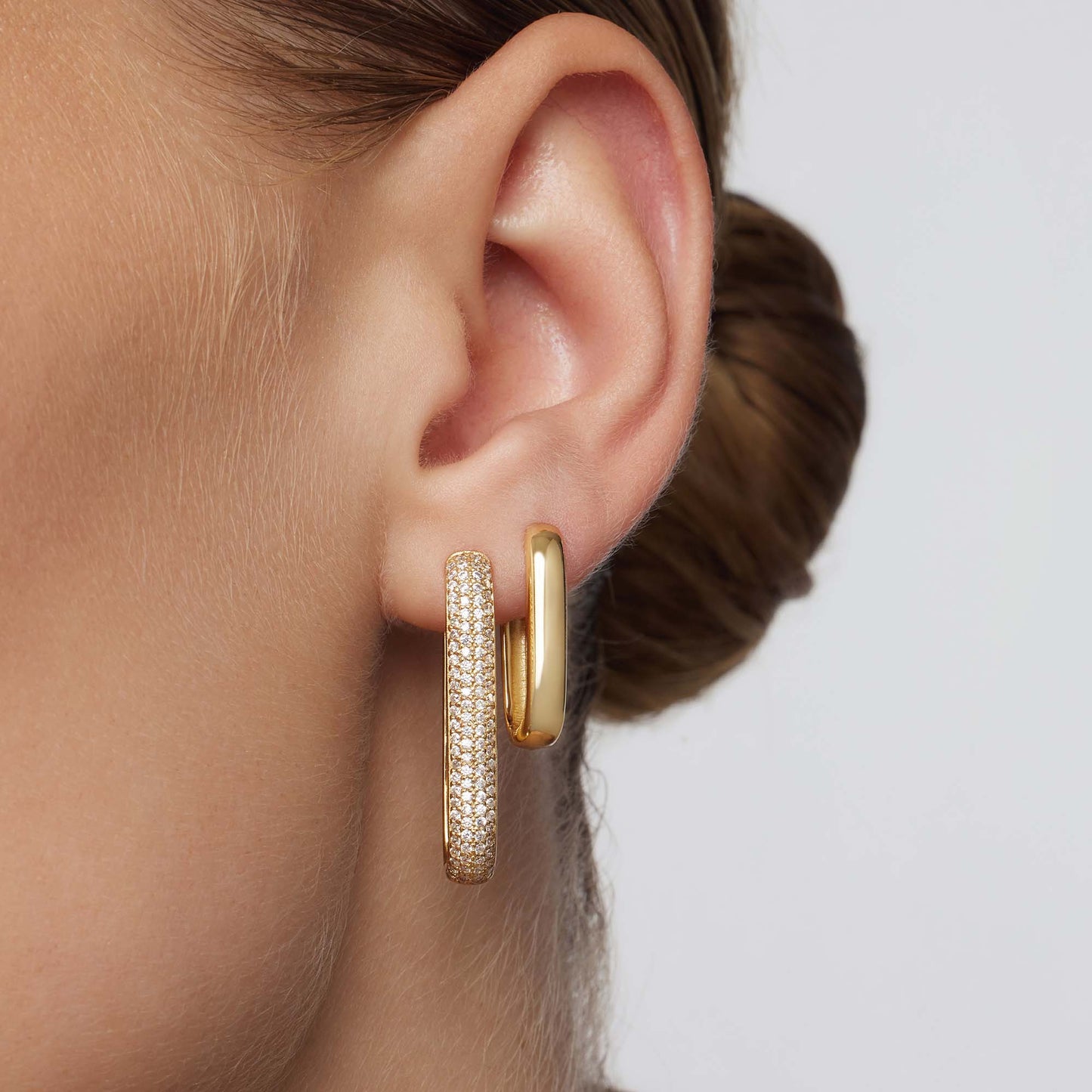 Pendientes de aro con grandes íconos pavé | Oro