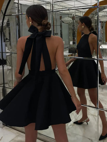 Carolina | Vestido mini plisado de satén con nudo, bolsillos dobles y espalda abierta