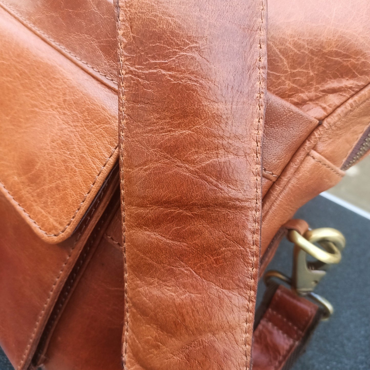 Bolso de cuero marrón para ordenador