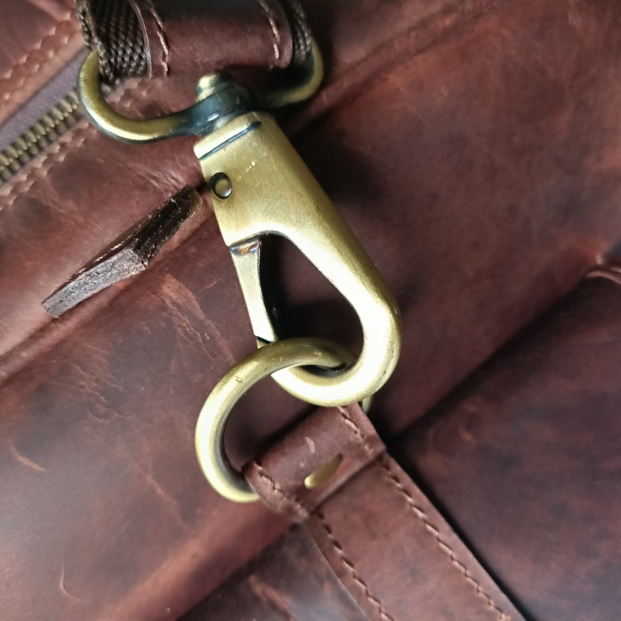 "Bolsa de fin de semana marrón oscuro de Zwei Taschen" podría reescribirse como "Bolsa de fin de semana marrón oscuro de Zwei Taschen".