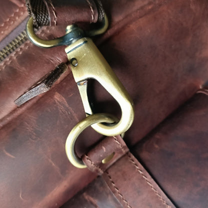 "Bolsa de fin de semana marrón oscuro de Zwei Taschen" podría reescribirse como "Bolsa de fin de semana marrón oscuro de Zwei Taschen".