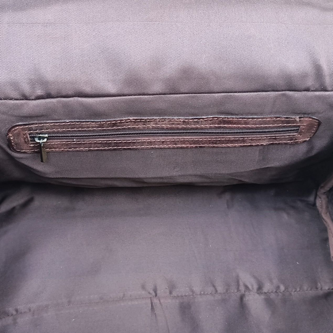 "Bolsa de fin de semana marrón oscuro de Zwei Taschen" podría reescribirse como "Bolsa de fin de semana marrón oscuro de Zwei Taschen".