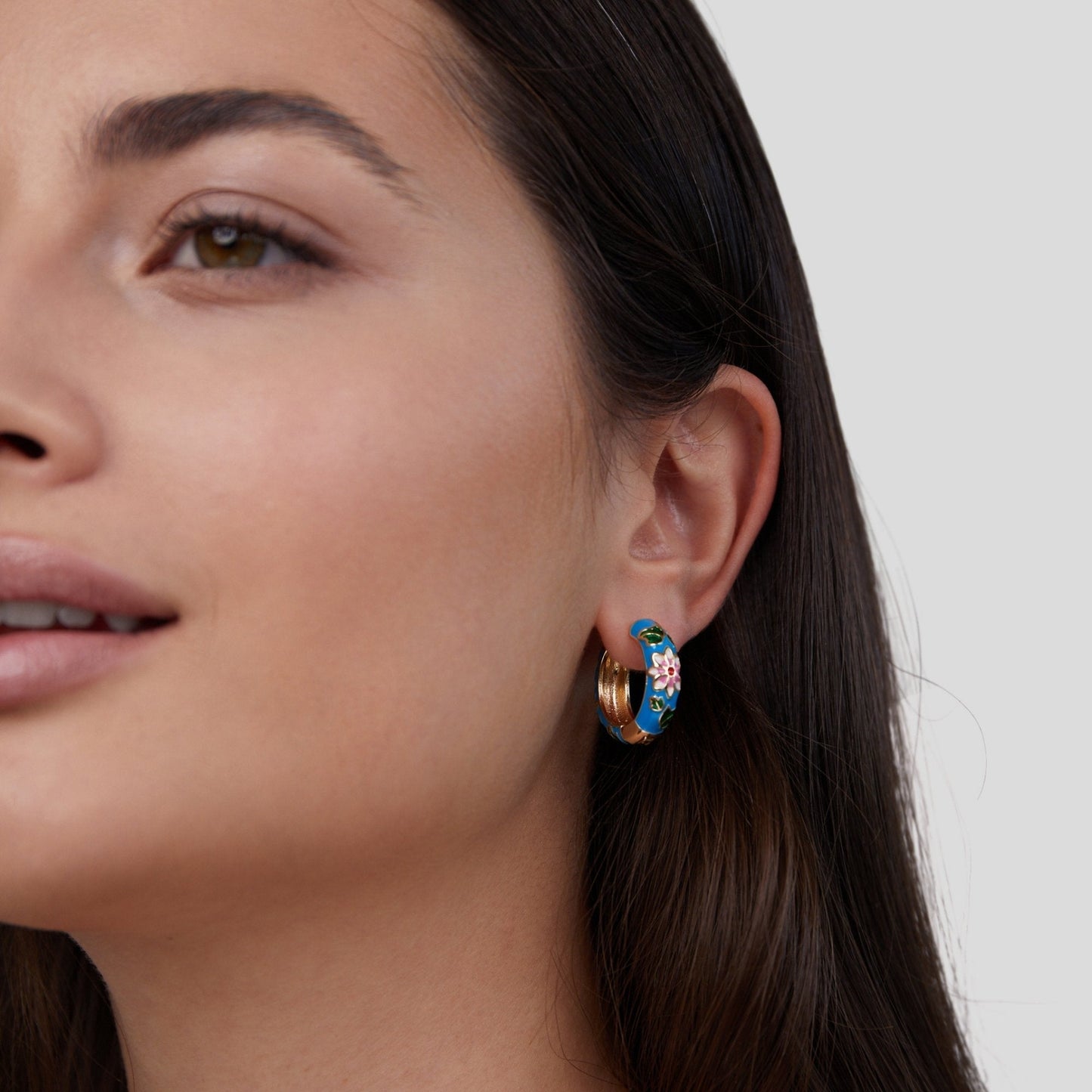 Pendientes de aro dorado con flor