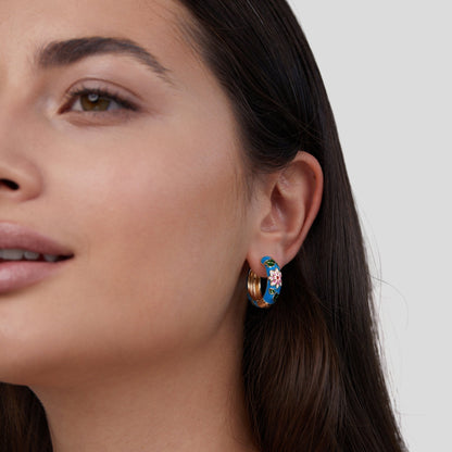 Pendientes de aro dorado con flor
