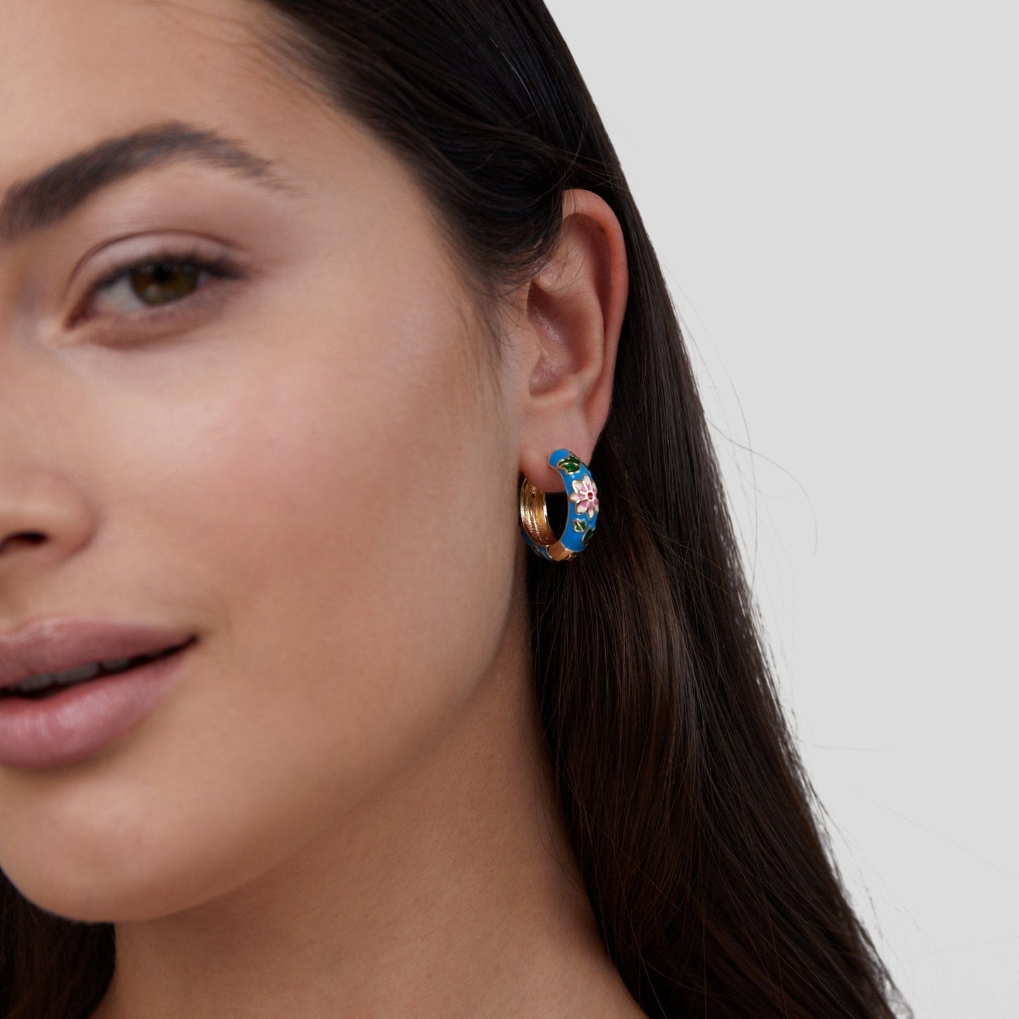 Pendientes de aro dorado con flor