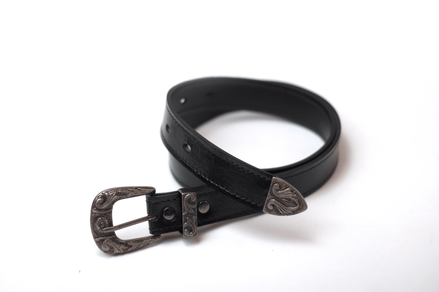 Cinturón de cuero negro brillante